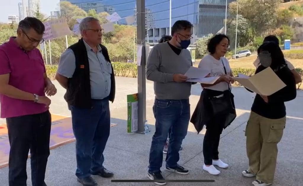 Foto de la entrega de la respuesta de la UAM al Alumnado